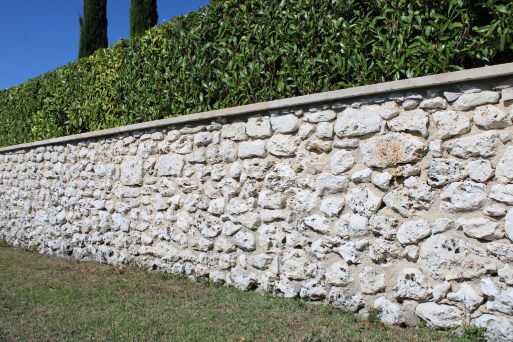 Muret en pierre aménagement des extérieurs - A Robinson Landscaping Services Garden Walls and Edging